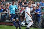 Fotbalisté Jeseníku (v modrém) zdolali Přerov 1:0.