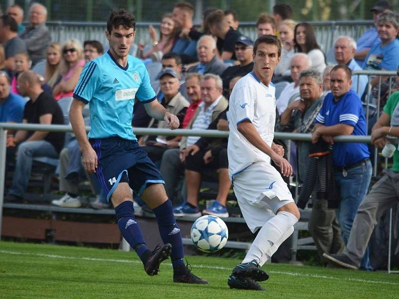 Fotbalisté Jeseníku (v modrém) zdolali Přerov 1:0.