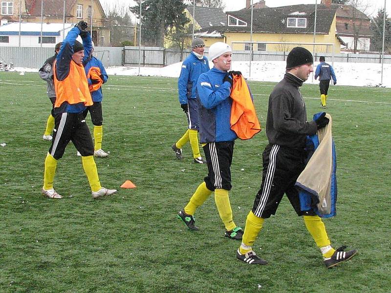 Šumperští fotbalisté (ve žlutém) si s Rýmařovem snadno poradili. 