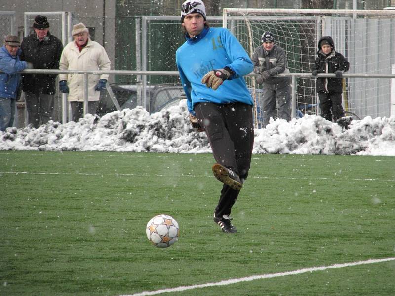 Šumperští fotbalisté (ve žlutém) si s Rýmařovem snadno poradili. 