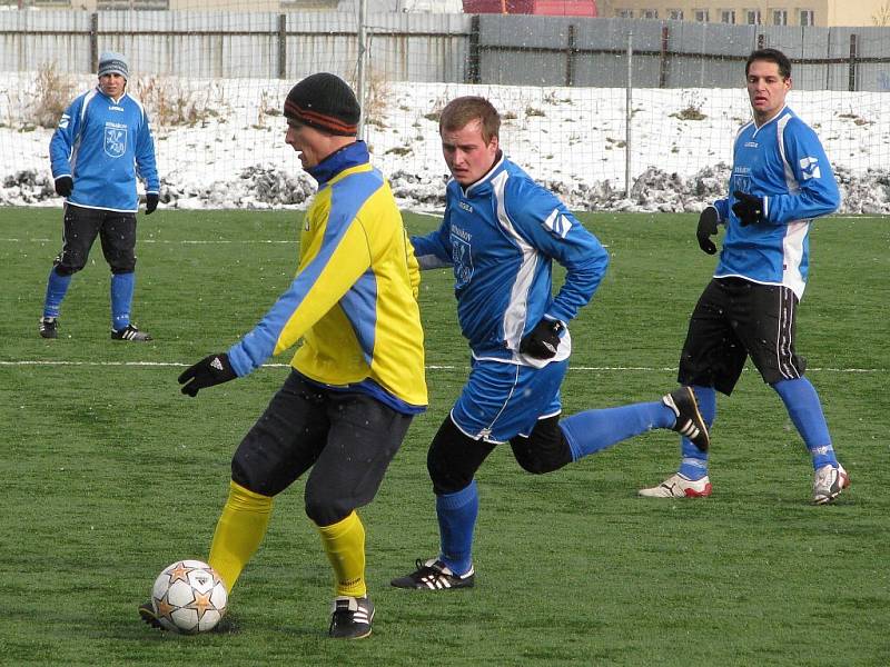 Šumperští fotbalisté (ve žlutém) si s Rýmařovem snadno poradili. 