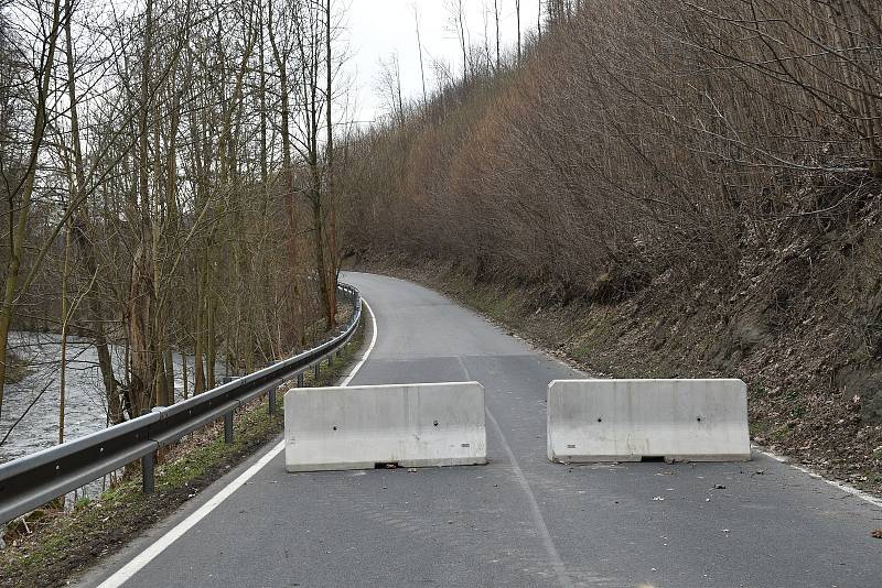 Stavbaři začali s opravou sesuté silnice u Hanušovic.