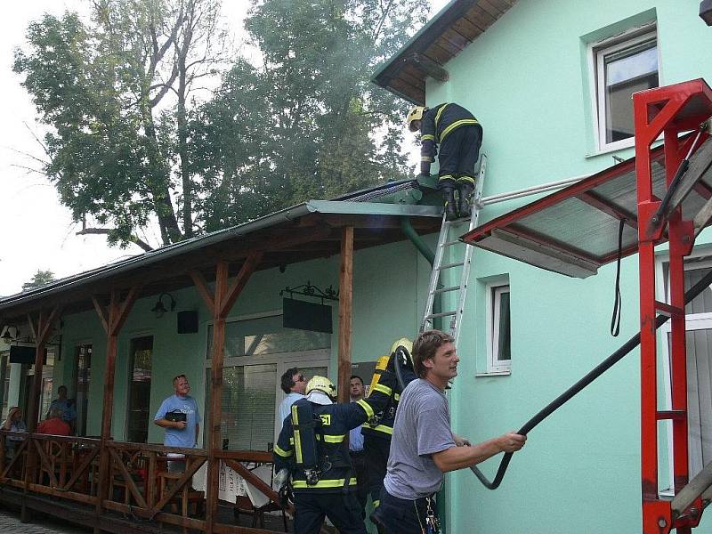 Hasiči likvidují hořící klimatizaci ve známém šumperském baru Classic