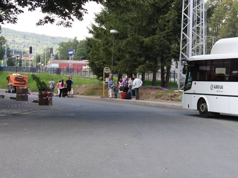 Autobusová zastávka před nádražím v Jeseníku dostane důstojnou podobu.