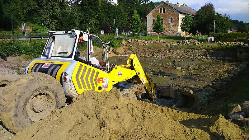 Odbahnění a rekonstrukce zámeckého rybníku v Bludově.