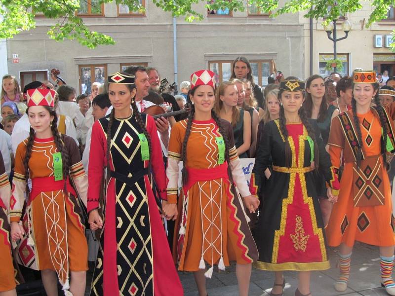 Roztančená ulice – jeden z programů XXII. Mezinárodního folklórního festivalu v Šumperku.