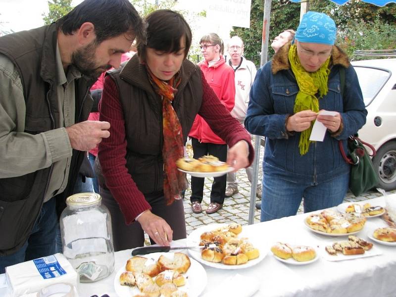 Devatenáct druhů koláčů dodali dobrovolníci z řad jednotlivců i kolektivů na akci Pečeme koláče pro Lukáška, kterou pořádala Charita Zábřeh.