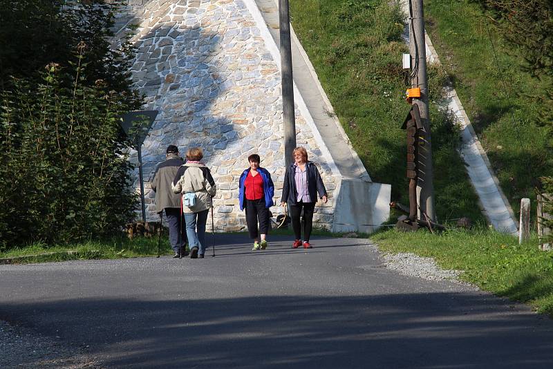 Lesní bar nad Horní Lipovou si lidé oblíbili, v některých dnech jej navštíví až několik stovek návštěvníků.