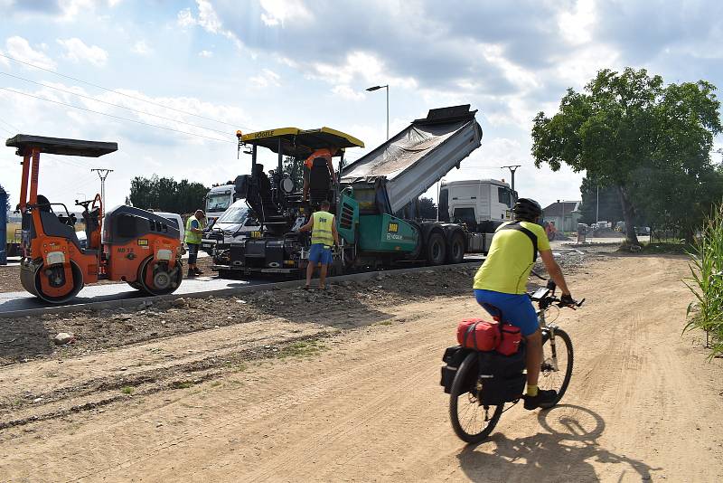 Výstavba okružní křižovatky u hřbitova v Mohelnici 13. srpna 2021.