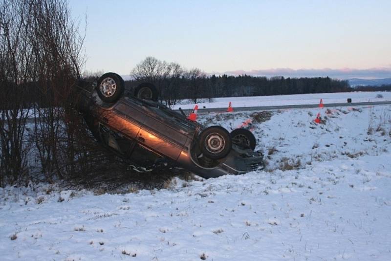 Ve dnech 12. a 13. ledna zasahovali policisté na Jesenicku u tří dopravních nehod. Všechny havárie měly společného jmenovatele – řidiči nepřizpůsobili rychlost na kluzké silnici.
