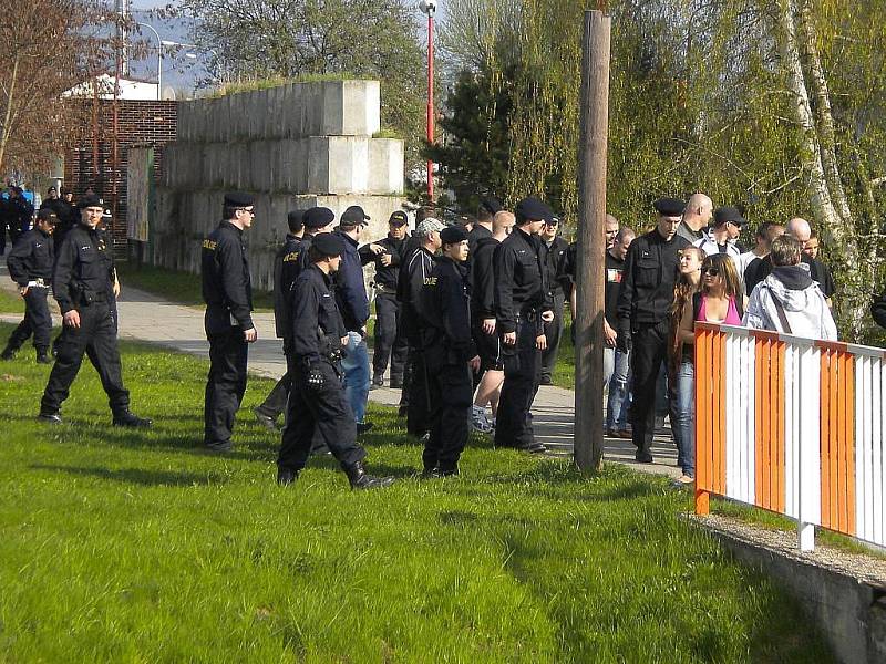 Šumperkem za policejního dohledu prošla v sobotu skupina vyholených mladíků