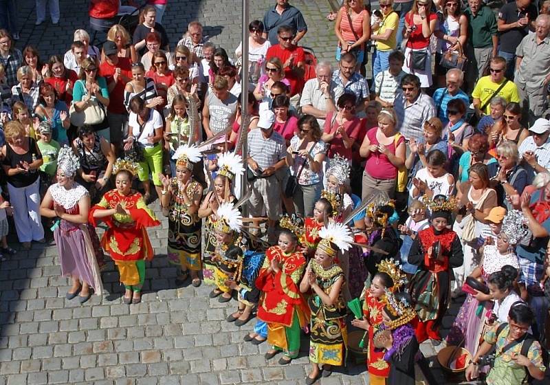 Mezinárodní folklorní festival v Šumperku vrcholí. V sobotu 17. srpna dopoledne zaplnily ulice města domácí soubory i zahraniční hosté, kteří v programu nazvaném Roztančená ulice prošly od radnice přes pěší zónu až do parku U sovy.