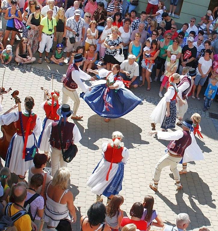 Mezinárodní folklorní festival v Šumperku vrcholí. V sobotu 17. srpna dopoledne zaplnily ulice města domácí soubory i zahraniční hosté, kteří v programu nazvaném Roztančená ulice prošly od radnice přes pěší zónu až do parku U sovy.