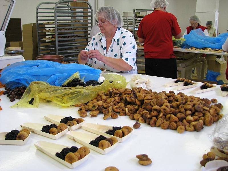 V chráněné dílně Reparto v Lošticích letos připravili 285 tisíc košíčků sušeného ovoce, které ozdobí vánoční stoly především v Rakousku. K dostání ale budou i u nás a na Slovensku.