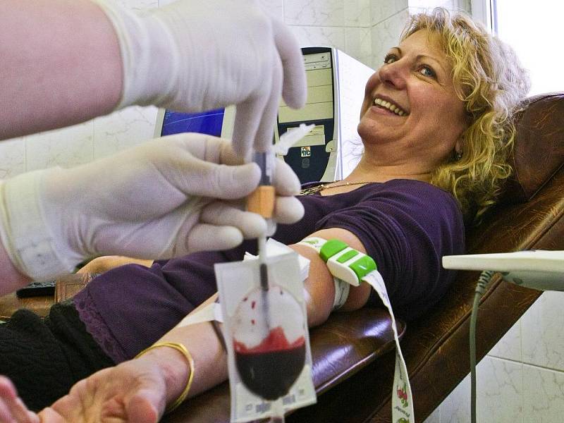 Pandemie covidu-19 zasáhla i pravidelné dárce krve. Není jí dost pro operace.