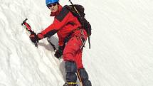 Postřelmovský horolezec Zdeněk Mikula se synem Jakubem v roce 2009 na vrcholu Mont Blancu.To měl ještě Mikula v noze šroub po zranění, které utrpěl v roce 2008 v Pamíru
