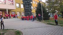 Živou vlajku vytvořili školáci ze ZŠ Školská v Zábřehu