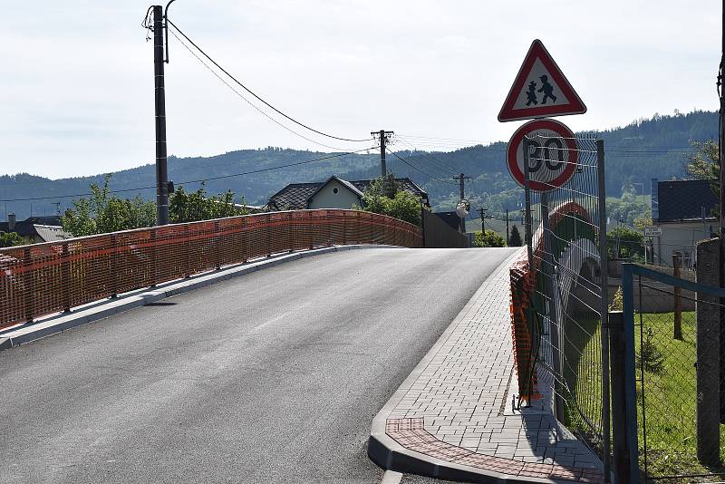 Práce na protipovodňové ochraně vesnic podél řeky Desné pokračují. V Rapotíně otevřeli nový most.