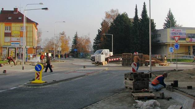 Kruhový objezd, který usnadní průjezd velmi frekventovanou křižovatkou ulic ČSA, Postřelmovské a náměstí Osvobození v Zábřehu, je těsně před dokončením.