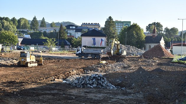 Stavbaři budují nákupní zónu v Šumperku - Temenici.