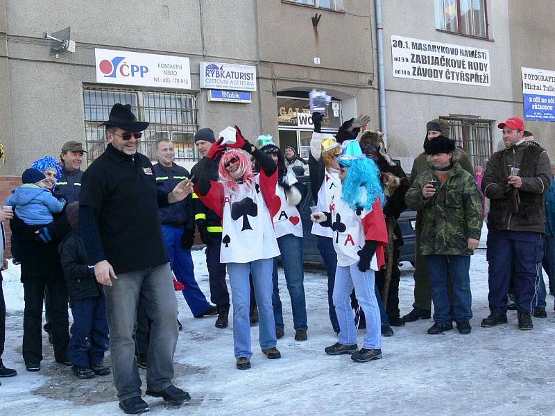 Závod čtyřspřeží s lidskou posádkou přilákal v neděli 30. ledna na náměstí  početné publikum a sedm závodních posádek, některé zdatně maskované a s velmi netradičními vozítky