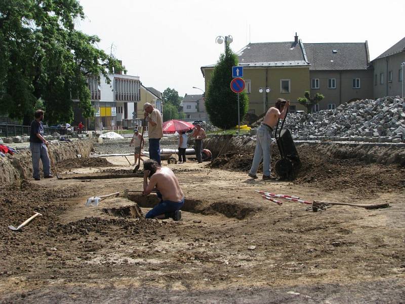 Obyvatelé Loštic mohou každý den sledovat archeology v akci.