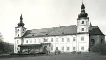 Fotografie zámku v Loučné z 50. let 20. století
