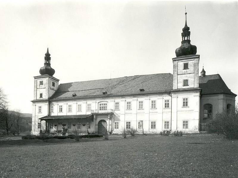 Fotografie zámku v Loučné z 50. let 20. století