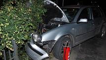 Opilý řidič v Lukavici rozbil své auto o zábradlí.