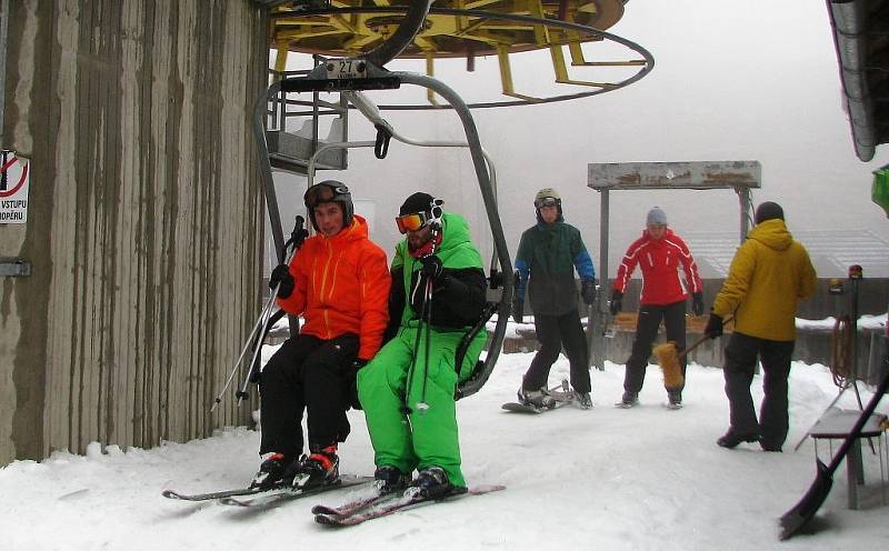 Několik desítek lyžařů přijelo o státním svátku do areálu Proskil v Branné, kde zahájili sezonu jako první v Jeseníkách. Neodradila je ani mlha a mrholení.