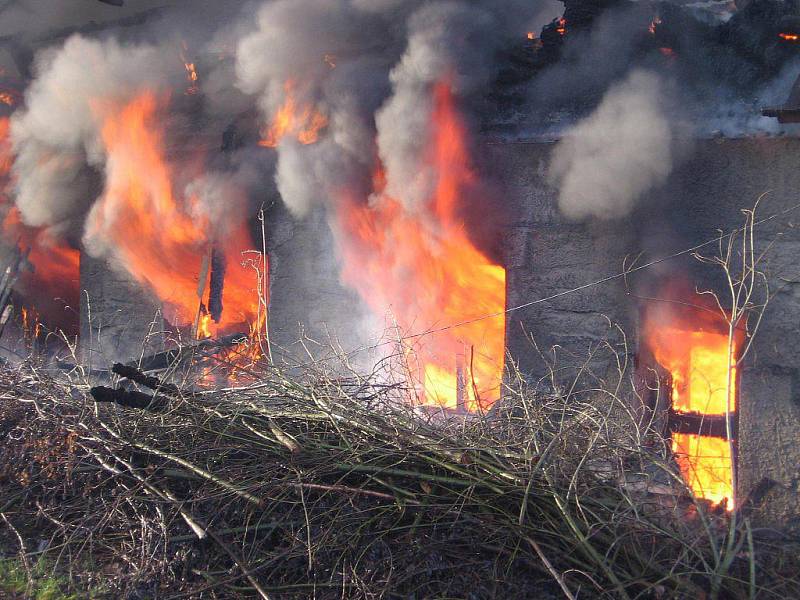 Požár haly v areálu firmy Jesdrev v Jeseníku