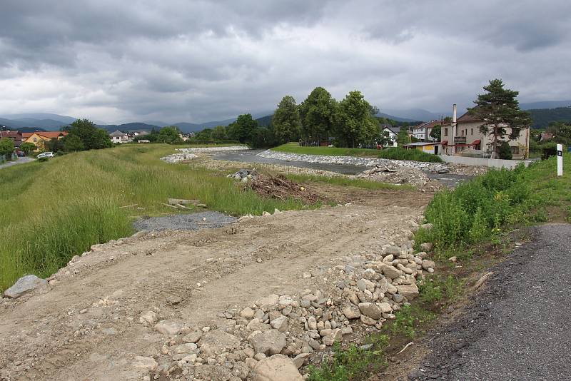 Stavba protipovodňových opatření na řece Desné - lokalita u mostu na silnici I/11 z Rapotína do Petrova.