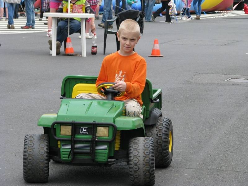 První máj v centru Šumperka nalákal spoustu lidí, hlavně děti si užívali různé atrakce.