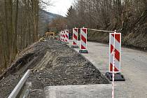 Stavbaři začali s opravou sesuté silnice u Hanušovic.