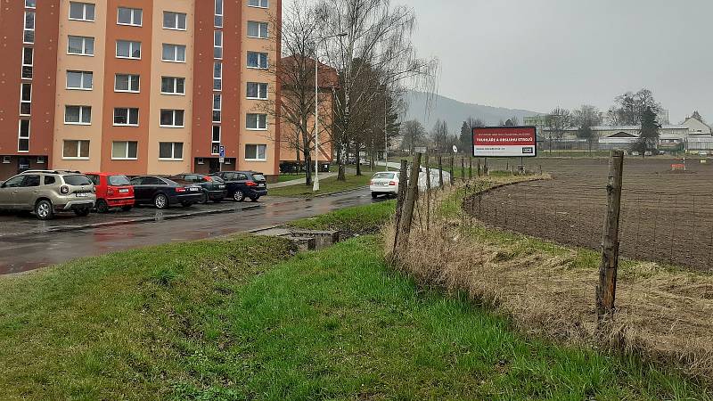 Pozemky přiléhající k ulici Šumavská v Šumperku, na nichž by měly vzniknout bytové domy a supermarket.