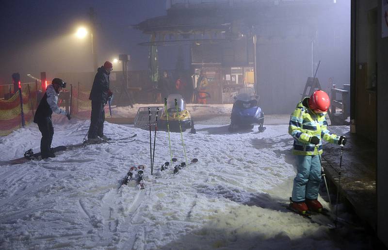 V pátek 18.12. 2020 zahájil lyžařskou sezonu ski areál v Branné, včetně večerního lyžování