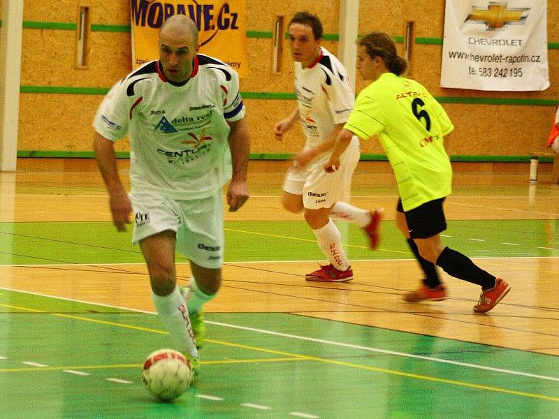 Futsalisté Delty Real (bílé dresy) rozstříleli Frýdek-Místek