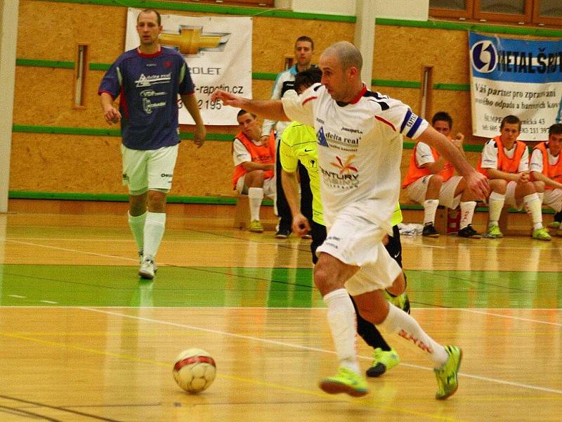 Futsalisté Delty Real (bílé dresy) rozstříleli Frýdek-Místek