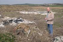 Skládka na katastru Líšnice s tunami nelegálně navelezného odpadu. Na snímku je bývalý starosta Líšnice Miroslav Stratil.