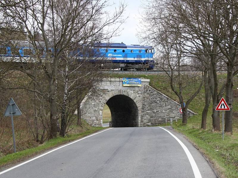 Podjezd mezi Brannou a Ostružnou na Jesenicku.