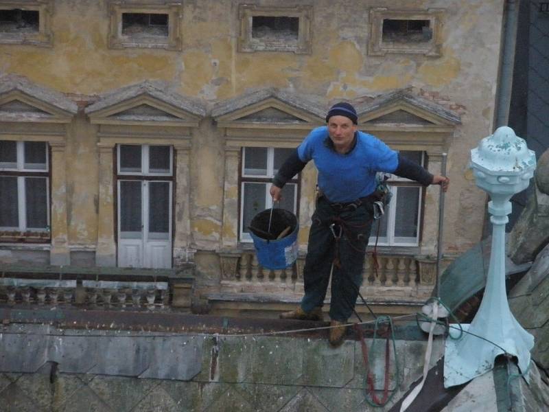 Postřelmovský horolezec při opravě střechy radnice v Šumperku.