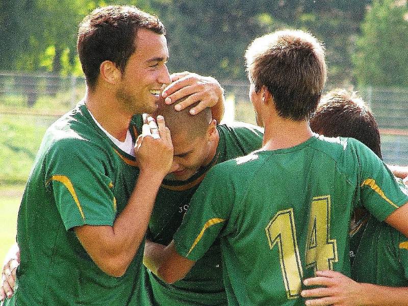 Radost uničovských fotbalistů z gólu v zábřežské síti