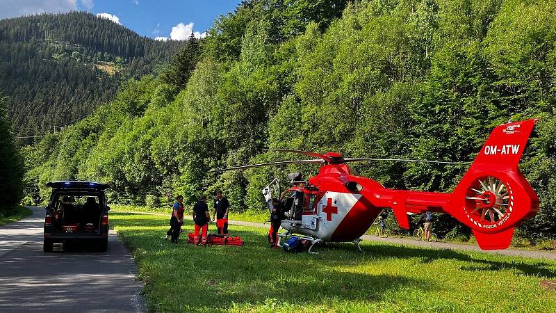 Cyklisty zraněné pod Dlouhými Stráněmi převezl do nemocnice vrtulník.