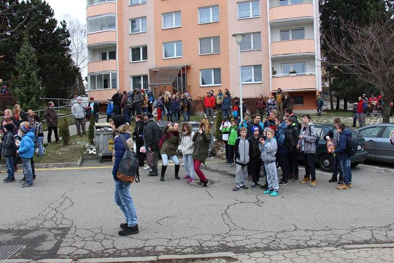 Centrum Zábřehu uzavřeli, muž na střeše začal na ulici házet kameny 