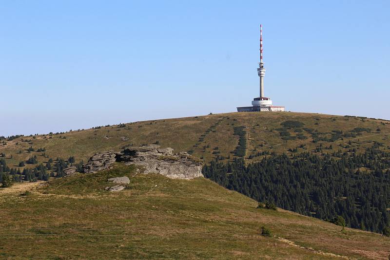 Petrovy kameny, v pozadí vysílač na hoře Praděd.