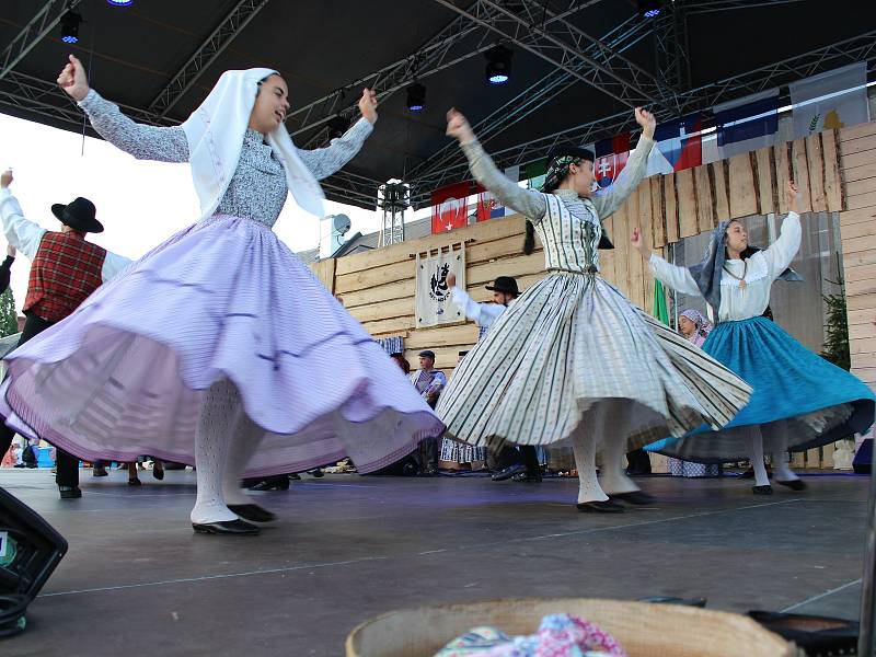 V pátek a v sobotu se na hlavních pořadech Mezinárodního folklorního festivalu v Šumperku představily postupně dvě desítky souborů. Mezi nimi byl i soubor z Portugalska.