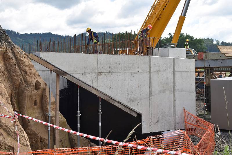 Rekonstrukce trati mezi Šumperkem a Uničovem, stav 21. června 2022. Usazování mostu poblíž šumperského letiště.
