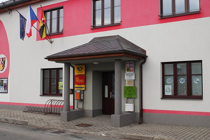 Pošta v Dolních Studénkách sídlí v prvním patře budovy obecního úřadu. Hned vedle je vchod do kanceláří obce, v přízemí se nachází knihovna, kadeřnice nebo ordinace dětské lékařky.