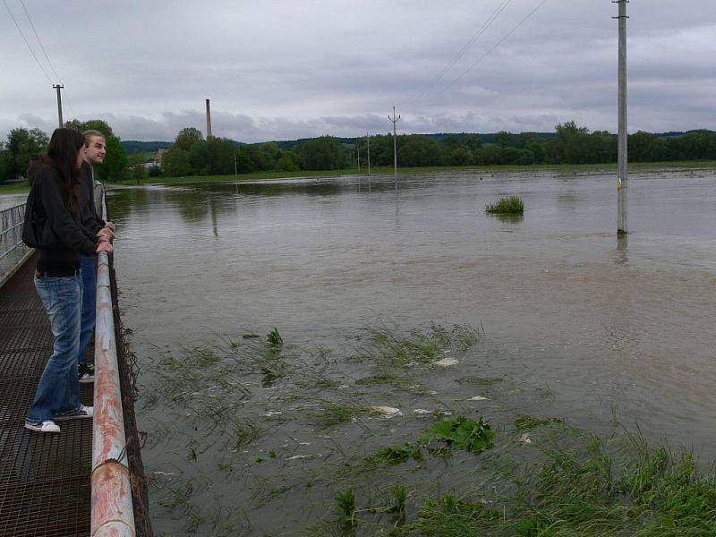 Silnice z Lukavice do Bohuslavic je pod vodou