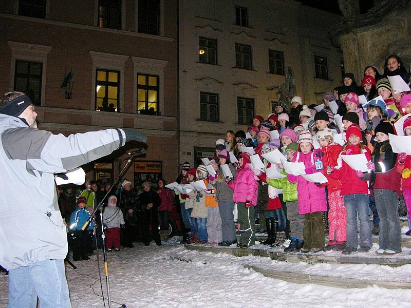 Motýli zpívali u radnice pro děti z kojeneckého ústavu